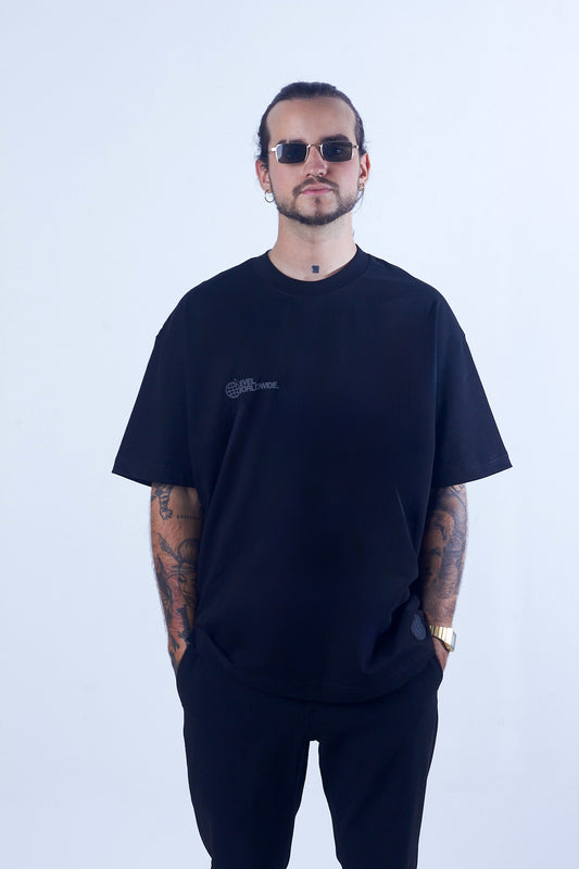 TEE Black Oversize Minimal Logo Level Worldwide