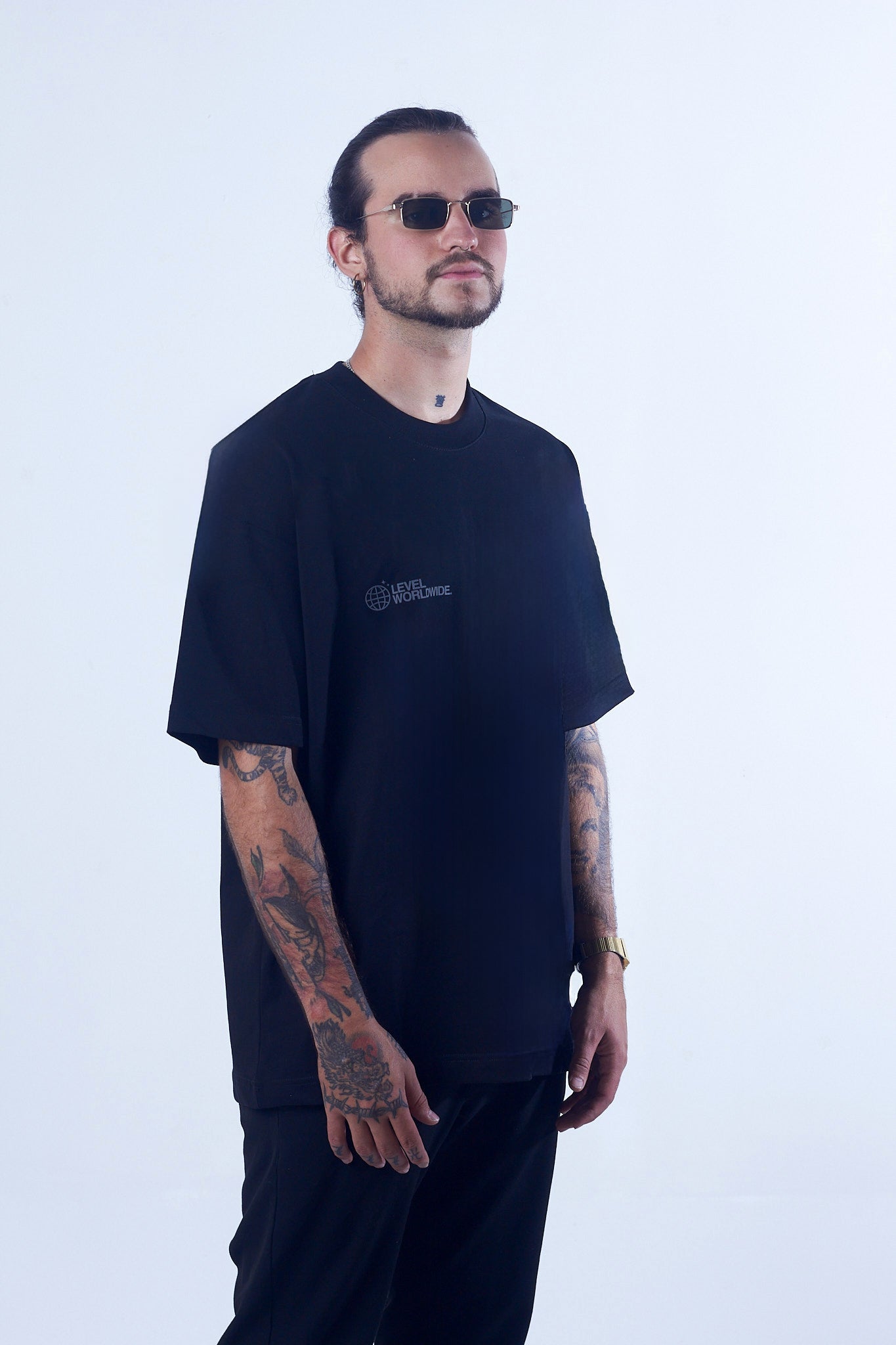 TEE Black Oversize Minimal Logo Level Worldwide