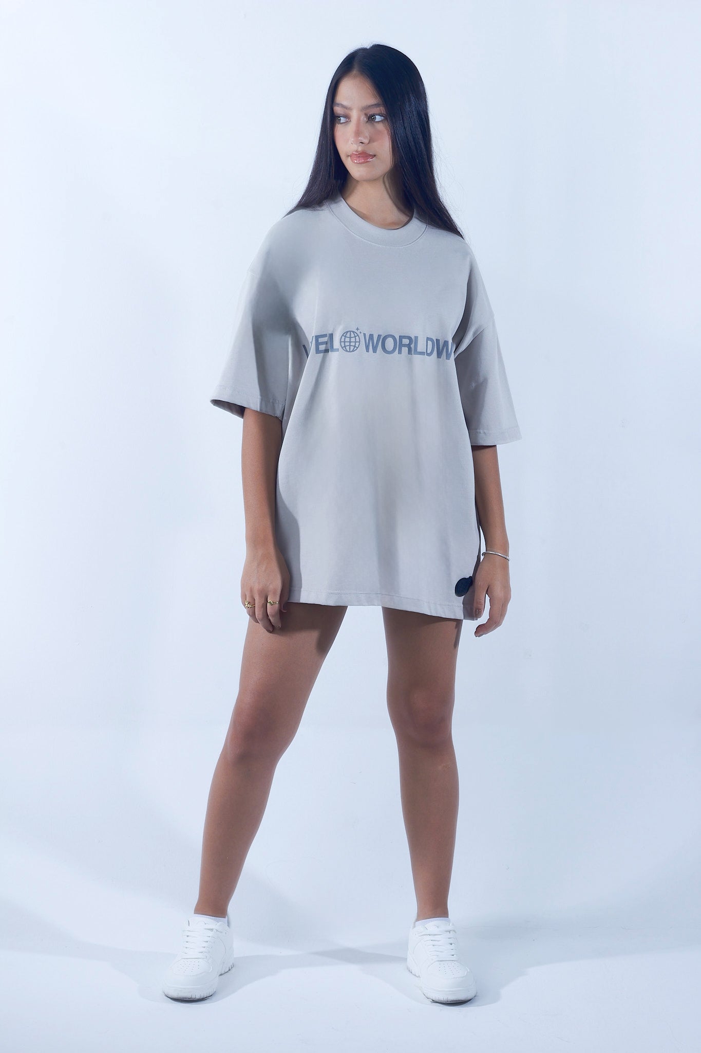 Camiseta oversize blanca con logo minimal Level Worldwide - vista frontal